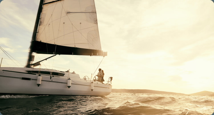 Casal num barco a aproveitar os dias de sol das férias de verão.