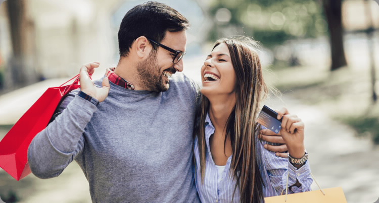 Casal a aproveitar para fazer as compras de Black Friday
